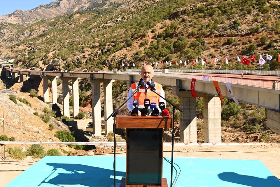 ULAŞTIRMA VE ALTYAPI BAKANI KARAİSMAİLOĞLU,” KULLANILAN ÇELİK İLE 2 ADET EYFEL KULESİ YAPILIRDI.”