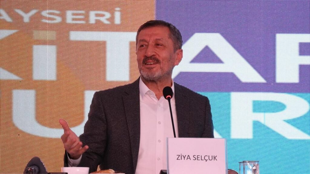 Eski Bakan Selçuk: Her şey kendisine hazır sunulan çocuklar zorlanıyor | GÜNDEM SİVAS