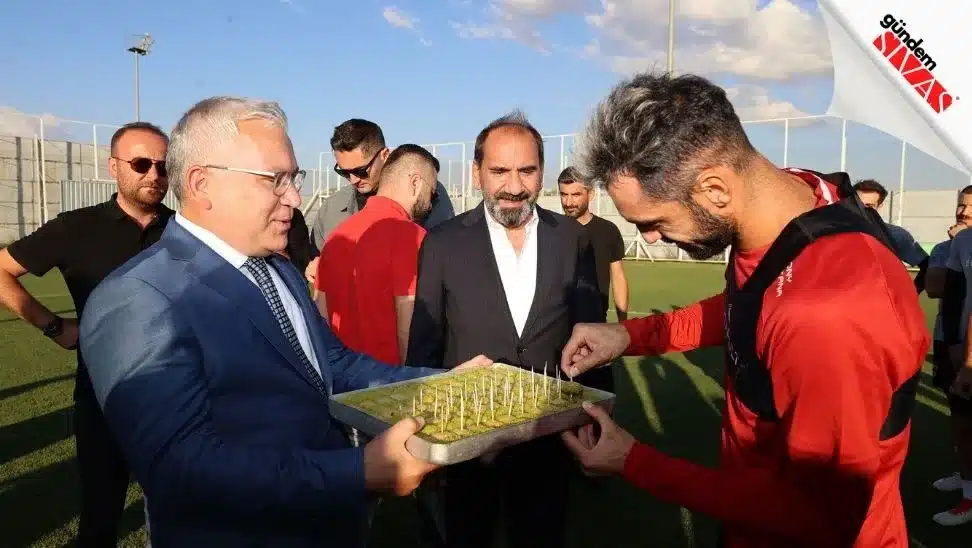 Simsekten Sivassporlu Futbolculara Baklava Ikrami 2 jpg | Gündem Sivas™ | Sivas Haberleri