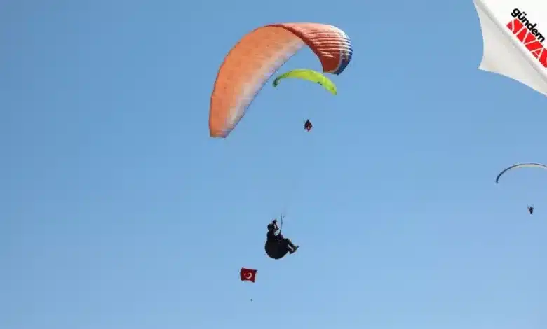 Yamaç Paraşütçülerinden Türk Bayraklı Uçuş