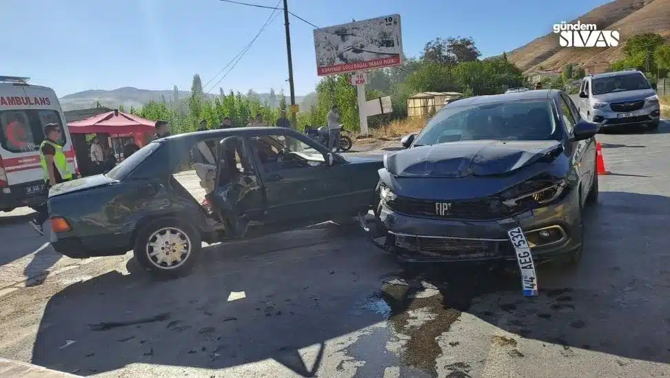 Gürün’de Otomobiller Çarpıştı