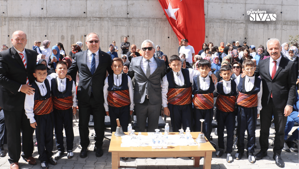 Sivas'ta Öğrenciler, Davul Zurna Eşliğinde Dersbaşı Yaptı