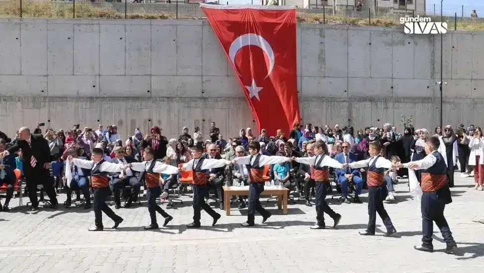 Sivas'ta Öğrenciler, Davul Zurna Eşliğinde Dersbaşı Yaptı