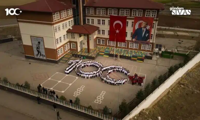 Öğrenciler Cumhuriyetin 100. Yılını Kutladı