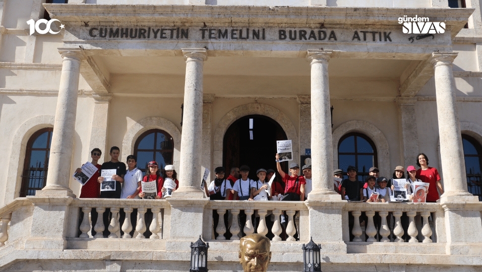 Sivas’ta Minikler Cumhuriyeti Müjdeledi