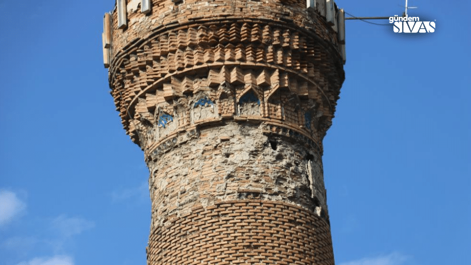 Tarihi Minare, Bilim ve Teknolojiyle Geleceğe Taşınıyor. 117 santimetre eğimiyle dikkat çeken Sivas Ulu Camii’nin minaresi yıkılma tehlikesine karşı, Türk ve İtalyan bilim adamları tarafından gerçekleştirilecek yenileme ile 40 metre uzunluğunda 8 adet özel çelik kazıkla korunacak.