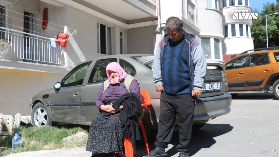 Yaşlı Kadın Engelli Oğluyla Kapıda Kaldı