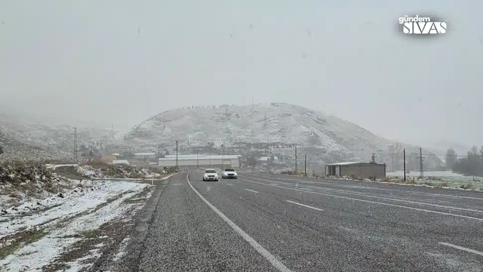 Sivas-Erzincan Yolu Karla Kaplandı