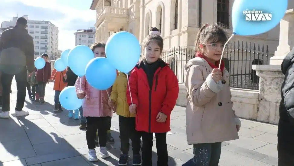Sivasta Mavi Balonlari Gokyuzune Biraktilar 4 jpg | Gündem Sivas™ | Sivas Haberleri