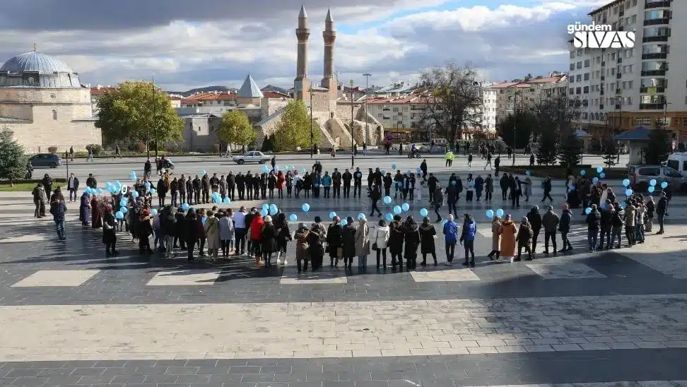 Sivas’ta Mavi Balonları Gökyüzüne Bıraktılar