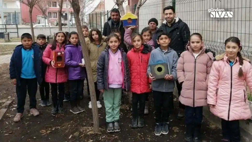 İlkokul Öğrencileri Kuşlar için Kafes Yaptı