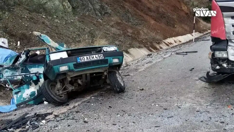 Otomobil ile Tır Çarpıştı, 2 Kişi Hayatını Kaybetti