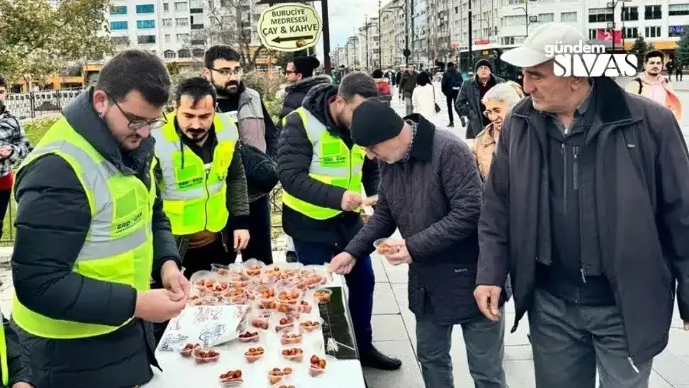 Hayatını Kaybeden Başkan için Lokma Dağıttı