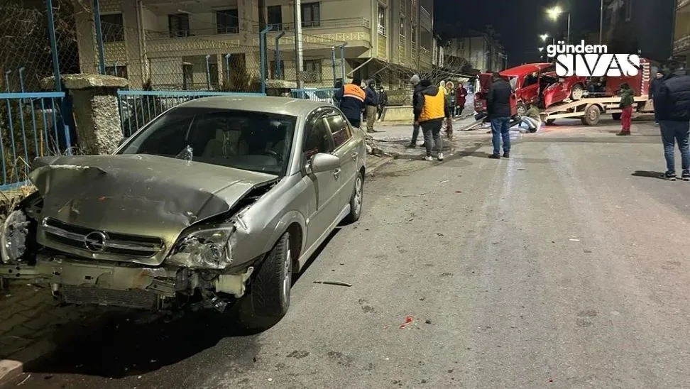 Sivas’ta İki Otomobil Çarpıştı, 5 Yaralı