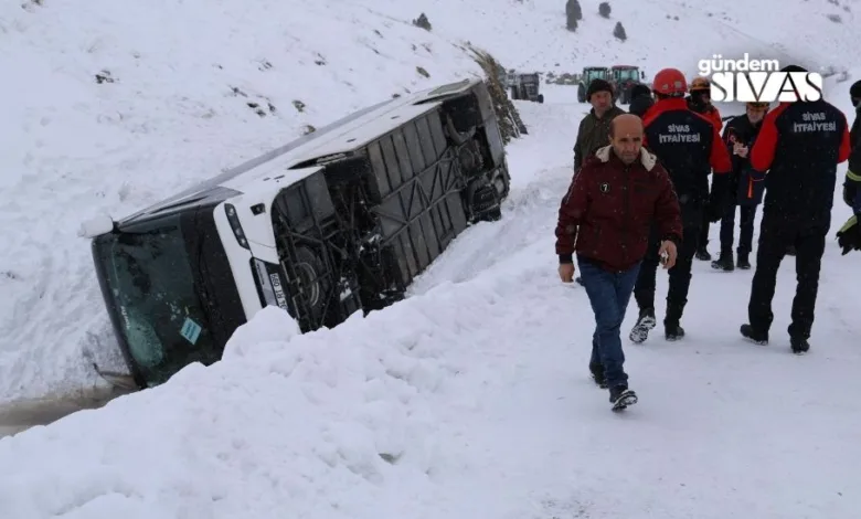 Sivas'ta Otobüs Devrildi: 20 Yaralı