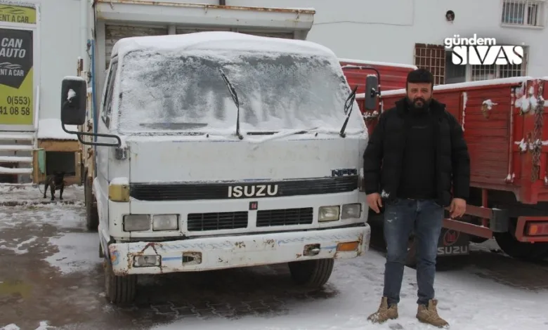 Soğuk havaya karşı aracını piknik tüpüyle ısıtıyor