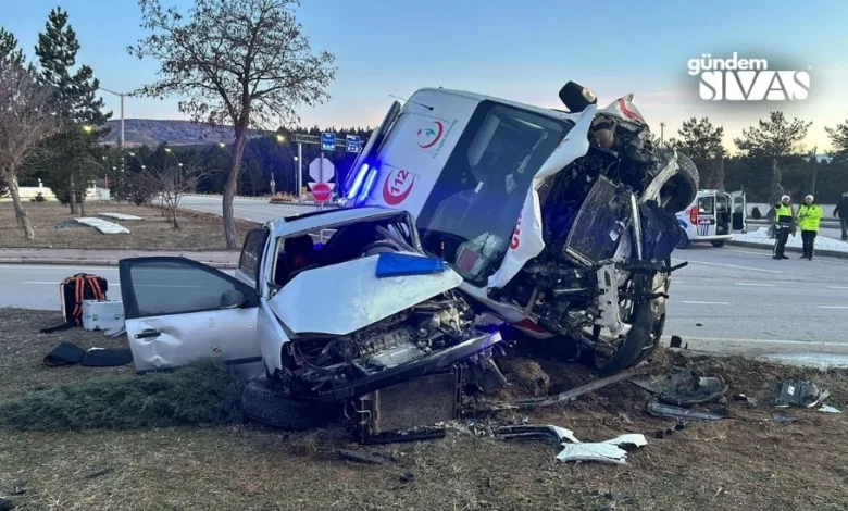 Ambulans ile Otomobil Çarpıştı