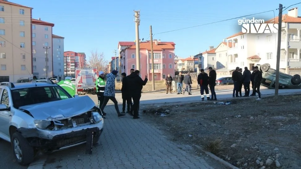 Sivas'ta Araç Devrildi, İki Yaralı