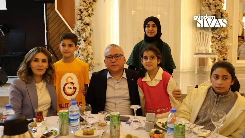 Bir Elde Sen Uzat Gonullu Yardim Ekibinden Iftar Yemegi 1 jpg | Gündem Sivas™ | Sivas Haberleri