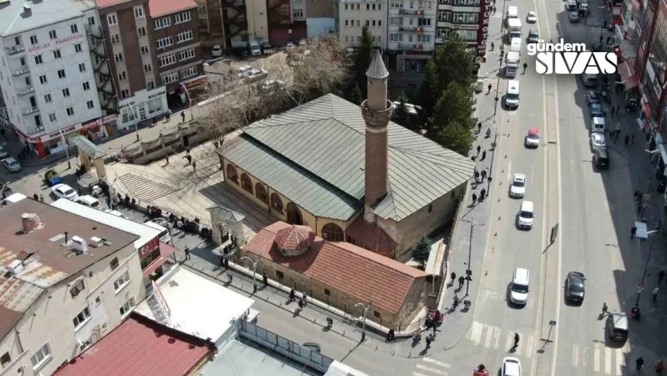 Şems-i Sivas’ın Türbesi Ziyaretçi Akınına Uğradı