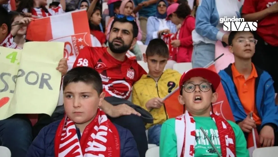 Sivasspor Tribununde Duygusal An Engelli Ogrencisine Maci Anlatti 2 jpg | Gündem Sivas™ | Sivas Haberleri