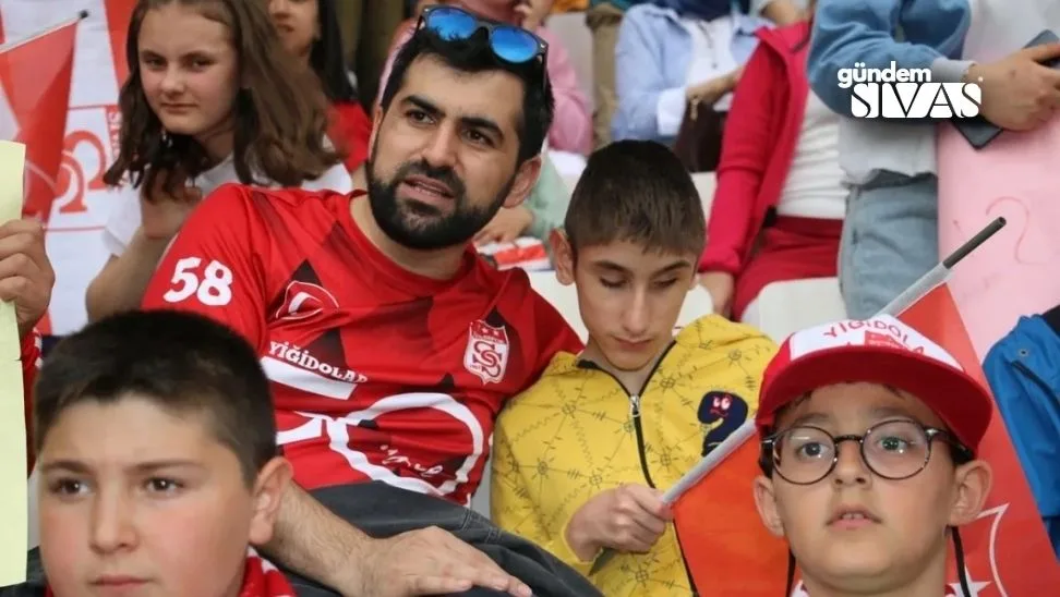 Sivasspor Tribününde Duygusal An: Engelli Öğrencisine Maçı Anlattı