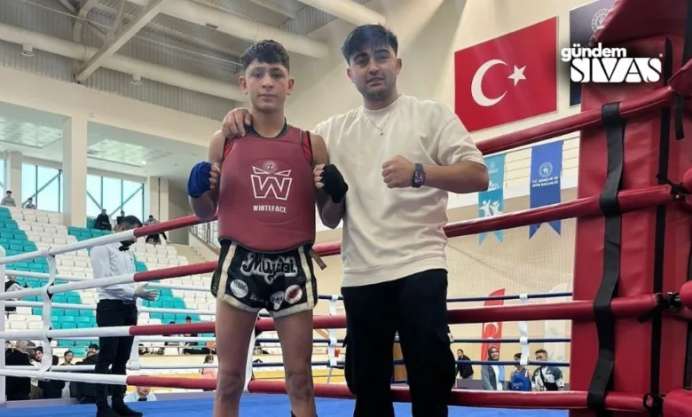 Sinop’ta gerçekleştirilen “Okul Sporları Muay Thai Yıldızlar Türkiye Birinciliğine” Sivas’ı temsilen katılan sporcu Devran Yanardağ, kategorisinde Türkiye ikincisi oldu.