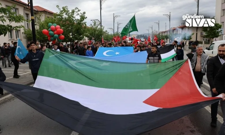 Sivas'ta Filistin ve Doğu Türkistan'daki insan hakları ihlallerine tepki göstermek amacıyla büyük bölümü öğrencilerden oluşan kalabalık bir grup yürüyüş düzenlendi.