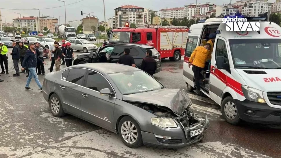 Sivas'ta 3 Araç Birbirine Girdi, 3 Yaralı!