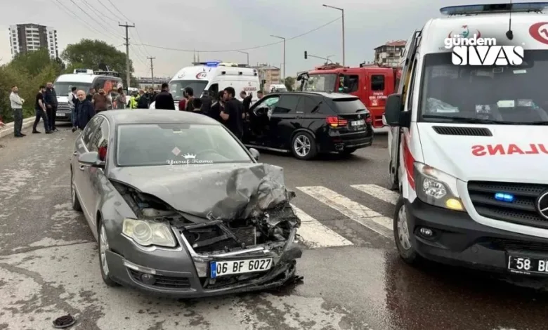 Sivas'ta 3 Araç Birbirine Girdi, 3 Yaralı!