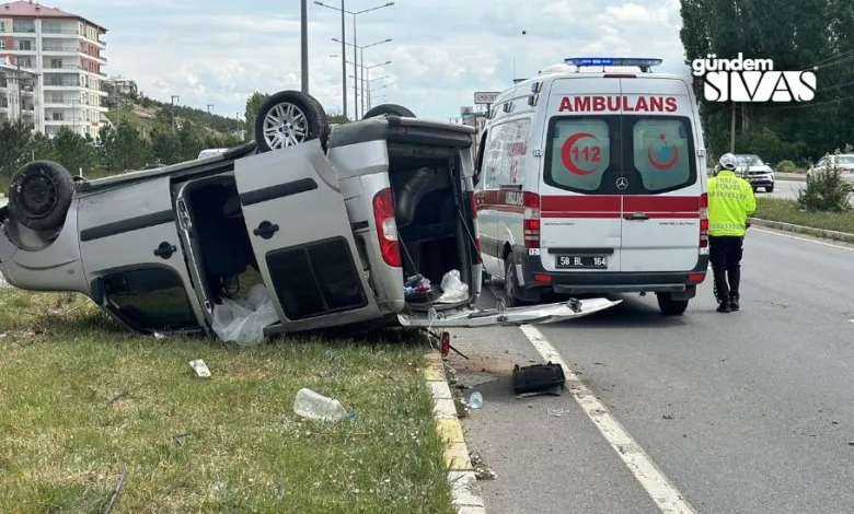 Sivas'ta Ticari Araç Kazası: 3 Yaralı