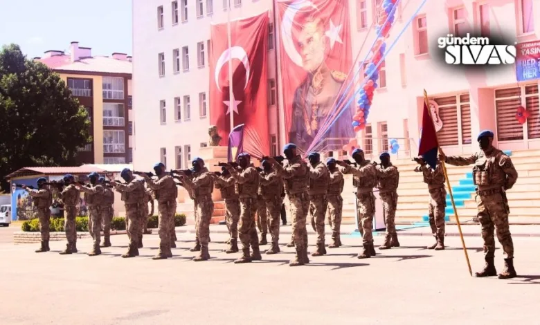 Sivas'ta Jandarma Komutanlığı, T.C. Sivas İl Jandarma Komutanlığı binasında Sivas protokolünün katılımı ile Jandarma Komutanlığı'nın 185. yılını büyük bir coşkuyla kutladı.