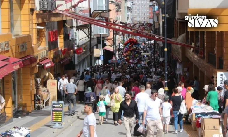 Kurban Bayramı'nın gelmesiyle birlikte İstanbul ve diğer şehirlerde yaşayan Sivaslılar memleketlerine akın etti, cadde ve sokaklarda insan ve araç yoğunluğu oluştu.