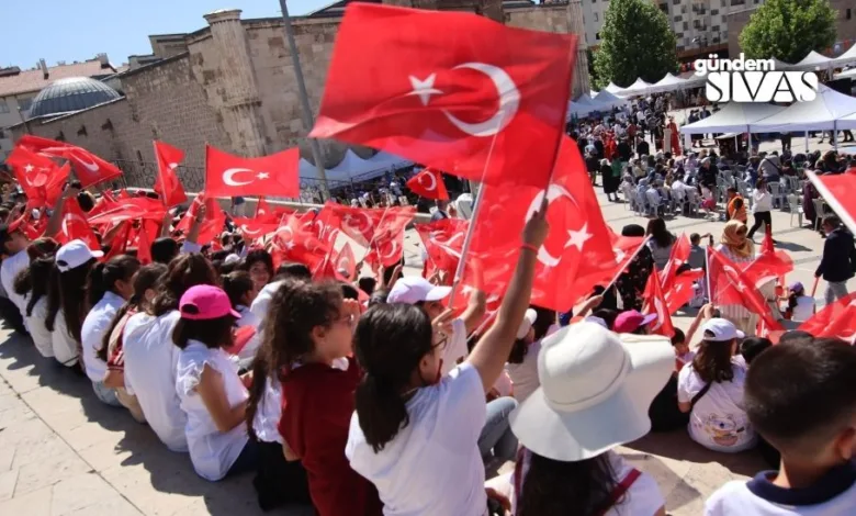 Sivas'ta, Valiliğin himayelerinde ve İl Millî Eğitim Müdürlüğü organizesinde, 'Hedef Projesi' kapsamında düzenlenen Sivas Eğitim Şenliği coşkuyla gerçekleştirildi.