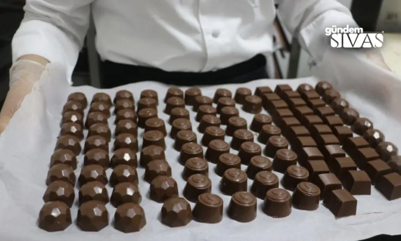 Türkiye'de çikolata üretimi yapan ilk ve tek lisede bayram öncesi yoğunluk yaşanıyor. Sivas'ta ‘Çikolis' markasıyla üretilen çikolataya çevre illerden rağbet görüyor.