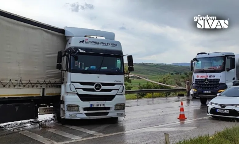 Sivas’ta yağış nedeniyle kayganlaşan yolda sürücüsünün direksiyon hakimiyetini kaybettiği tır trafikte aksamalara neden oldu.