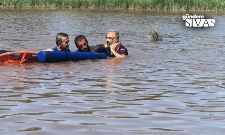  Sivas’ta bindiği atın Kızılırmak’a girmesi sonucu ırmakta mahsur kalan adam ekiplerin çalışması sonucu kurtarıldı.