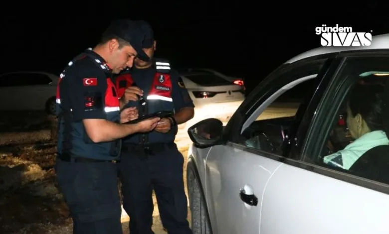  Sivas’ta jandarma ekiplerince yapılan denetimde alkollü araç kullandığı tespit edilen 2 sürücüye yasal işlem yapıldı.