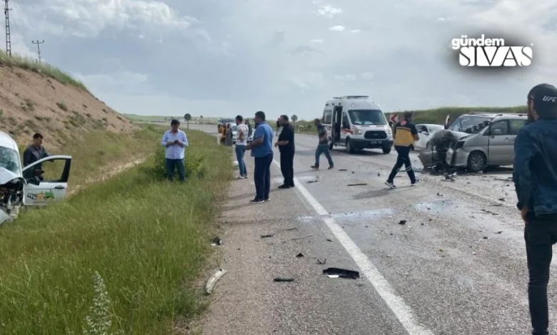 Sivas’ın Kangal ilçesinde iki otomobilin kafa kafaya çarpışması sonucu meydana gelen kazada 1 kişi hayatını kaybetti, 4 kişi yaralandı.