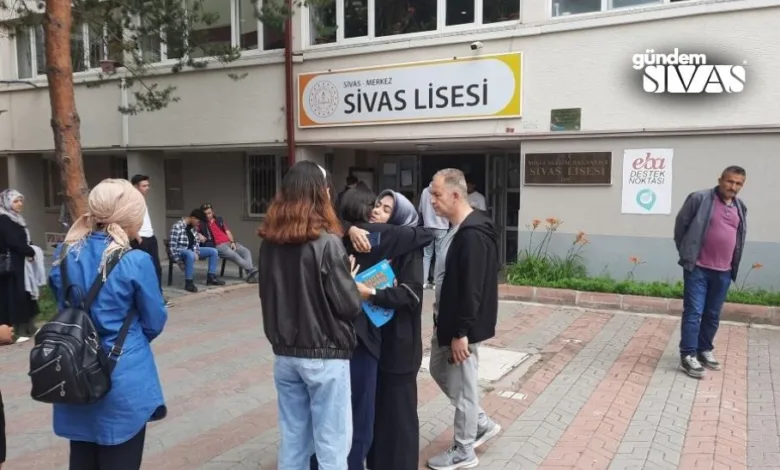 Sınava bazı adaylar son dakika yetişirken, geç kalanlar ise sınav salonlarına alınmadı.