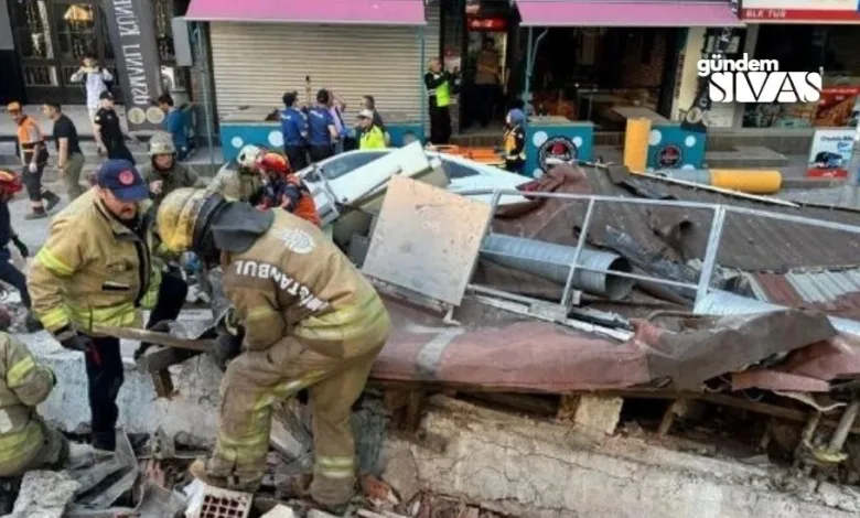 İstanbul’un Küçükçekmece ilçesi Kartaltepe Mahallesi’nde sabah saatlerinde bir bina çöktü. Henüz nedeni belirlenemeyen olayda enkaz altında kalan vatandaşlar için arama kurtarma çalışmaları hızla devam ediyor. Olay yerine itfaiye ve sağlık ekipleri sevk edilerek, enkaz altında kalanların kurtarılması için yoğun bir çaba harcanıyor.