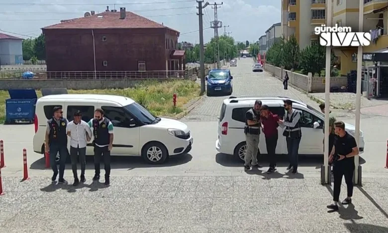 Sivas'ın Şarkışla ilçesinde motosikleti çalan şüpheli şahıslar polis ekiplerince Kangal ilçesinde yakalandı. Hırsızlık anı güvenlik kamerasına yansıdı.