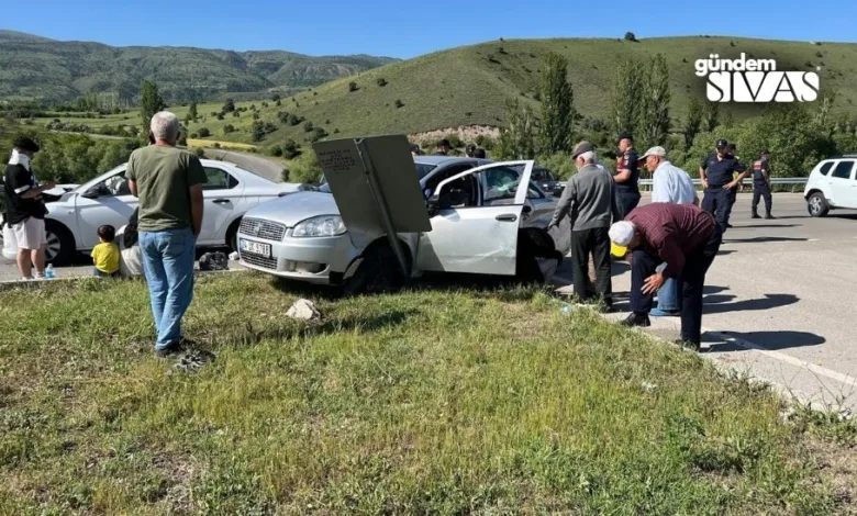 Sivas’ın Akıncılar ilçesinde iki otomobilin çarpışması sonucu meydana gelen kazada 2’si çocuk 8 kişi yaralandı.