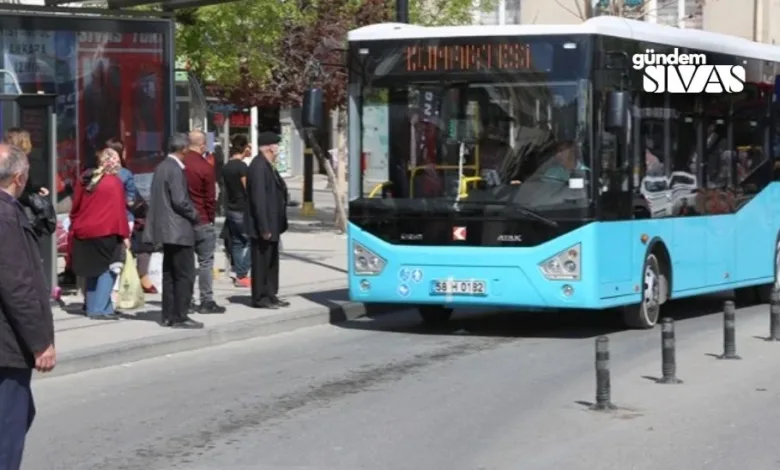 Sivas Şoförler ve Otomobilciler Odası Başkanı, zarar ettikleri gerekçesiyle halk otobüslerindeki yolcu fiyatlarına zam talebinde bulunduklarını açıkladı.