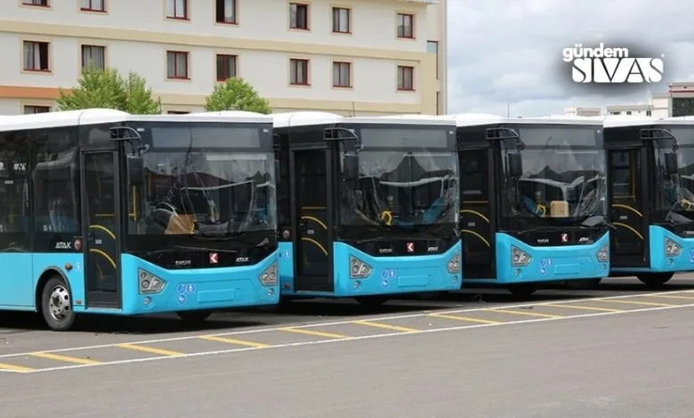 Sivas'ta toplu taşıma ücretlerine yapılan zam, vatandaşların bütçesini oldukça zorlayacak. İşte Sivas'ta şehir içi ulaşımda kullanılan halk otobüslerinin yeni zamlı fiyatları..