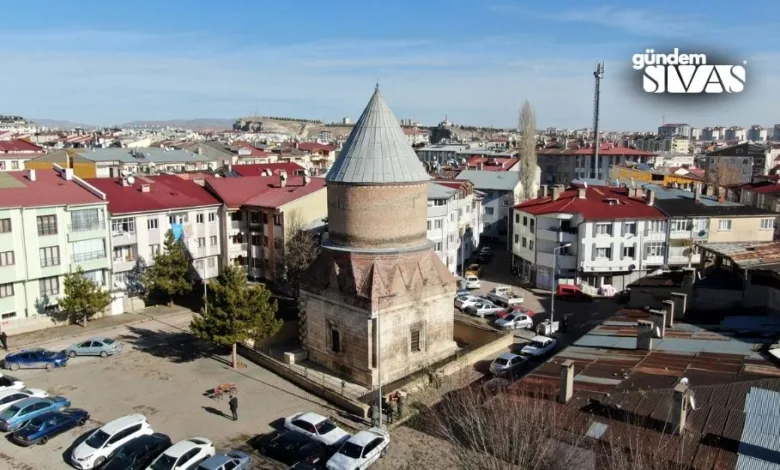 Sivas’ta Çevre Haftası etkinlikleri kapsamında tarihi Güdük Minare etrafında çevre temizliği yapıldı. Burada konuşan Vakıflar Bölge Müdürü Cemal Karaca, Güdük Minare'nin restore edileceğini söyledi.