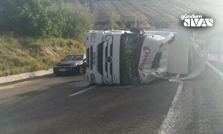 Sivas’ın Gürün ilçesinde virajı alamayan tır devrildi, sürücüsü ağır yaralanırken yol ulaşıma kapandı.