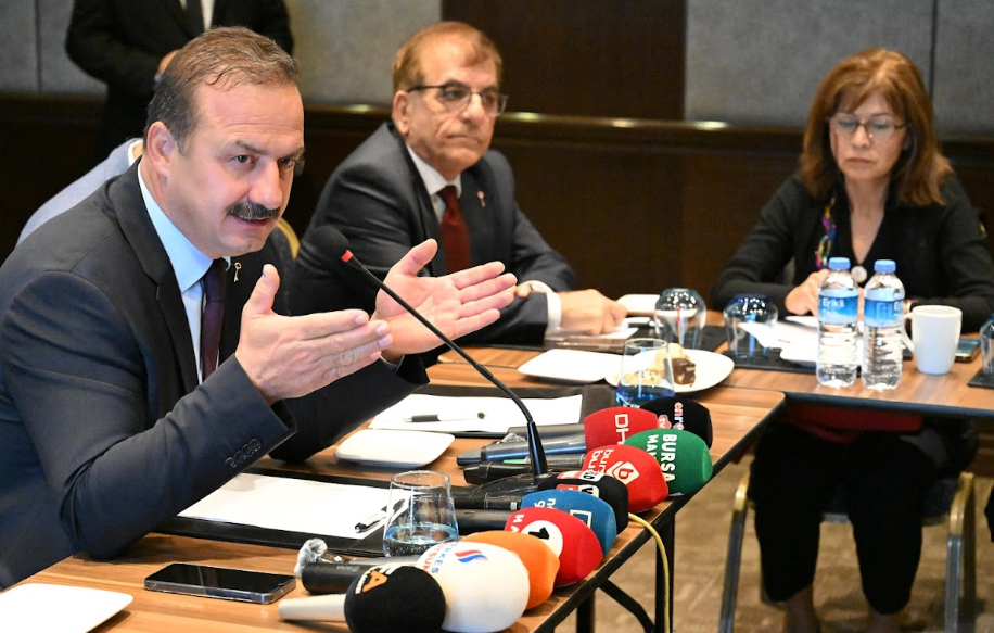 Yavuz Ağıralioğlu’ndan teğmenlerin kılıç yemini üzerine çarpıcı açıklamalar