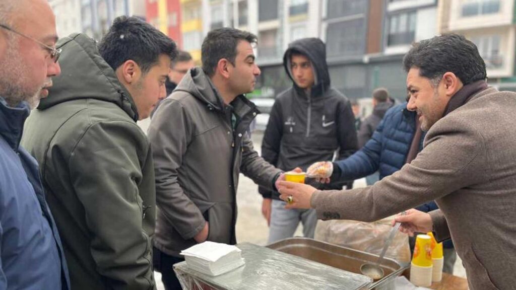 MHP Kars il Başkanı Adıgüzel’den Kars 36 Spor Taraftarına Çorba İkramı