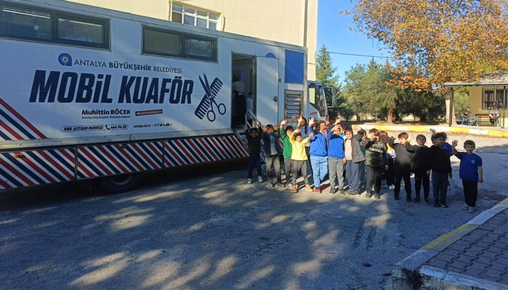 Antalya’da Mobil kuaför TIR’ı öğrencilere ücretsiz hizmet veriyor – Birlik Haber Ajansı